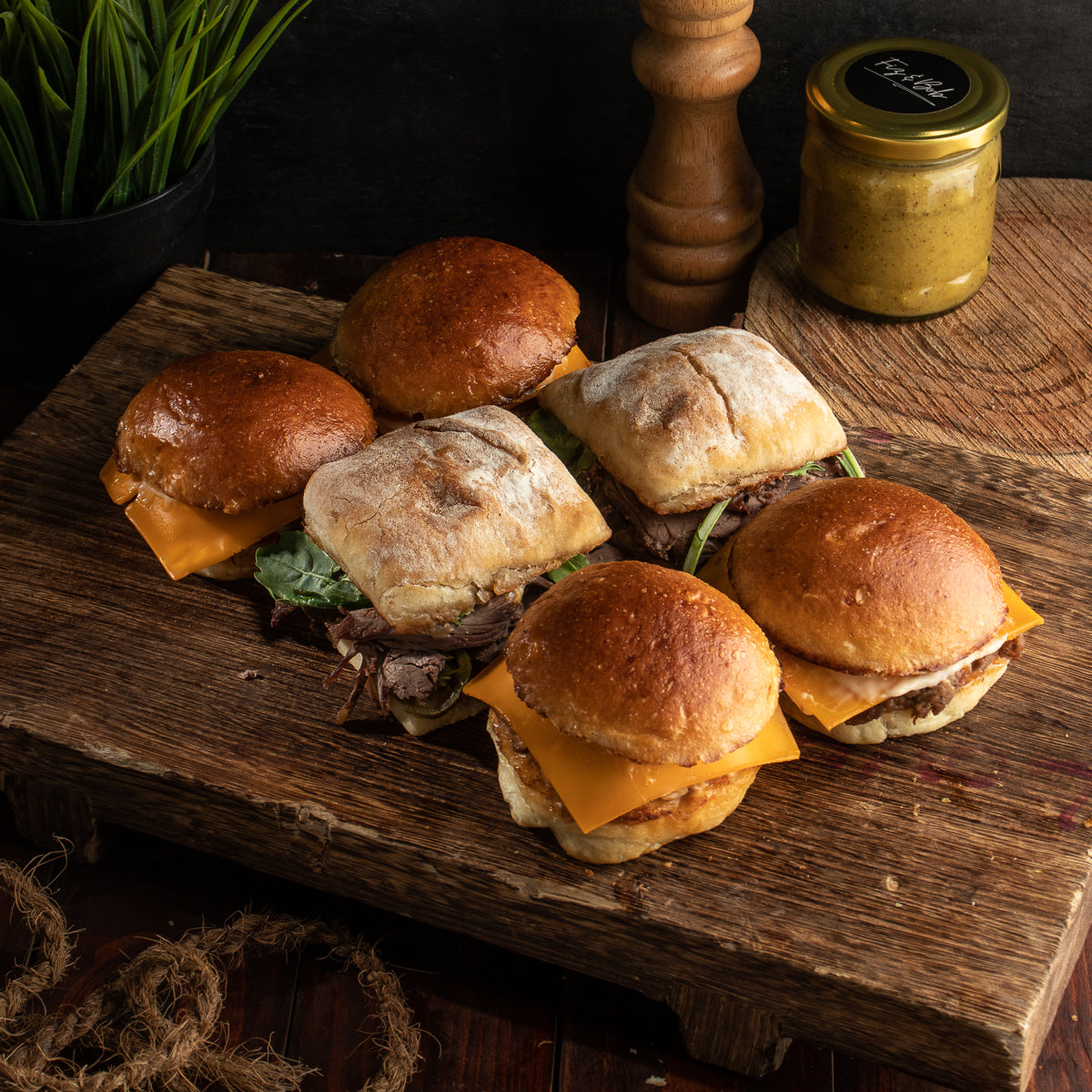 1 Pulled Bob-Chicken & 1 Pulled Bob-Beef + 1 Roastwich + 3Fries + 3Coleslaw + 3Drinks.